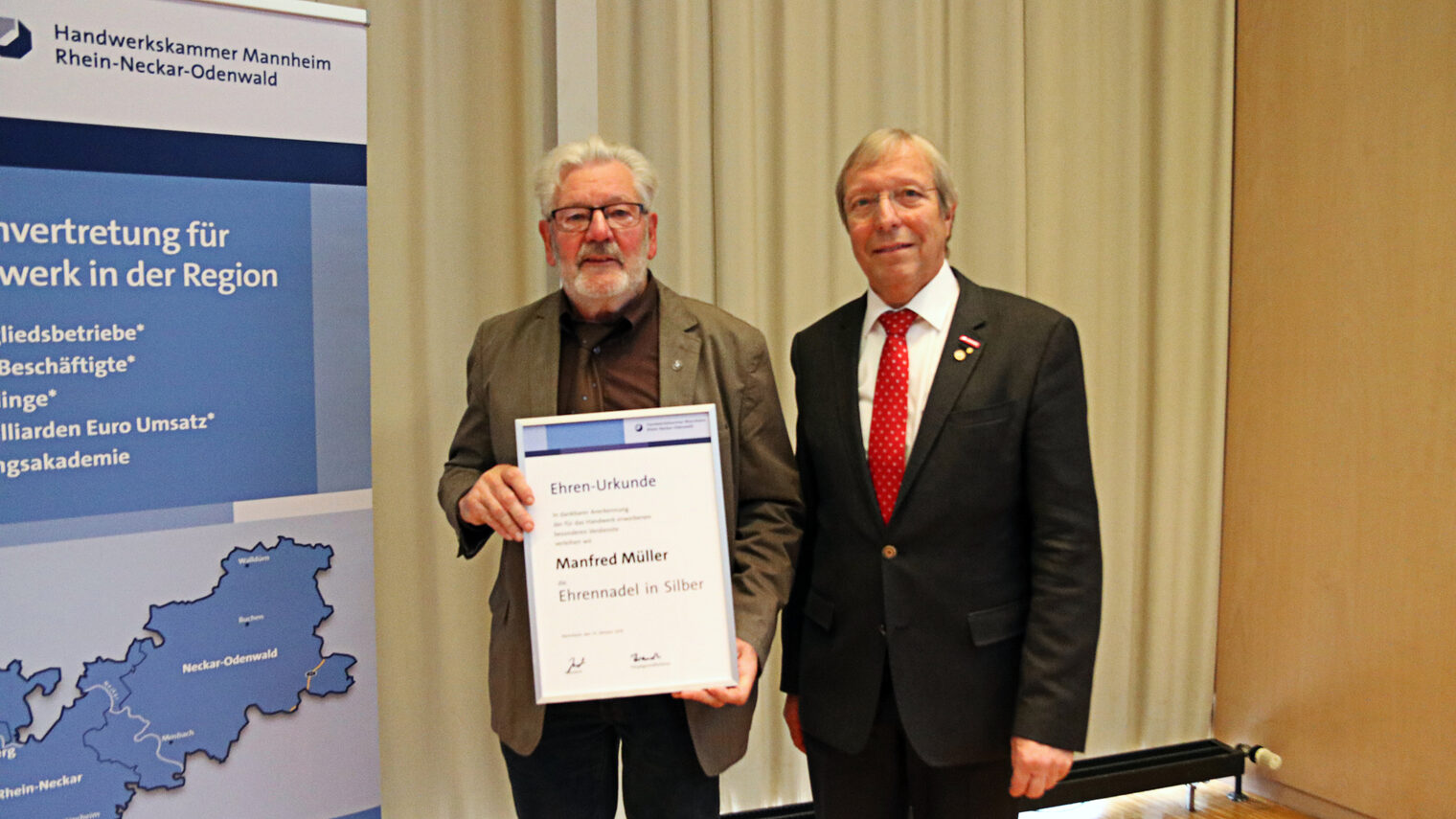 ©Handwerkskammer - Kammerpräsident Alois Jöst (rechts) ehrt Manfred Müller (links) mit der Silbernen Ehrennadel.