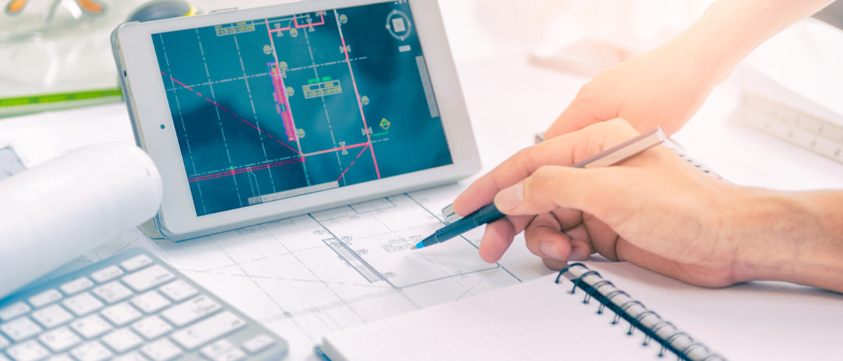 Moderner Arbeitsplatz Schreibtisch mit Smartphone, Block, Tastatur und Hand mt Stift