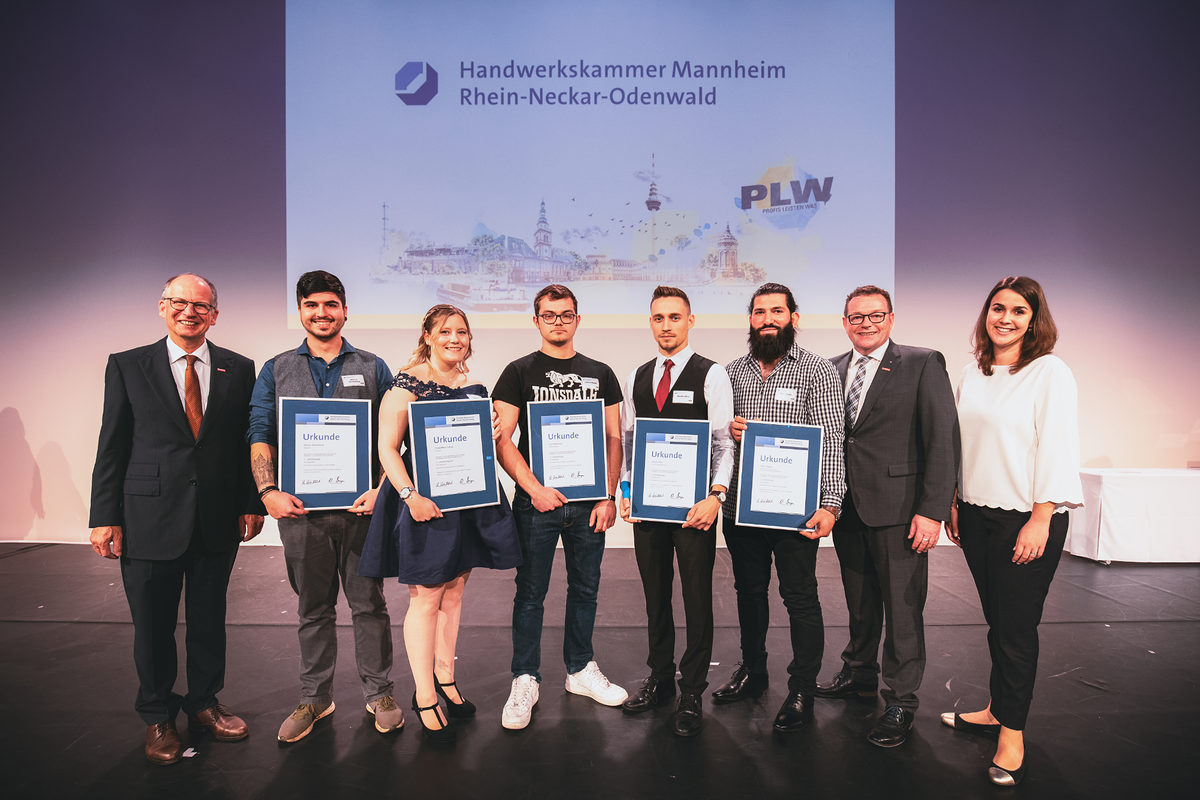 ©Felix_Risch/HWK_Fr | Nach der Auszeichnung der Landessiegerinnen und Landessieger des Leistungswettbewerbs des Deutschen Handwerks stellten sich alle Beteiligten dem Fotografen: (v.l.n.r.) Landeshandwerkspräsident Rainer Reichhold, Marius Saueressig, Giada Maria Galow, Lennart Butzke, Sandro Stein, Rami Jaajaa, Kammerpräsident Klaus Hofmann und Wettbewerbsbeauftragte Jasmin Al-Shakran. ©Felix_Risch/HWK_Fr | Nach der Auszeichnung der Landessiegerinnen und Landessieger des Leistungswettbewerbs des Deutschen Handwerks stellten sich alle Beteiligten dem Fotografen: (v.l.n.r.) Landeshandwerkspräsident Rainer Reichhold, Marius Saueressig, Giada Maria Galow, Lennart Butzke, Sandro Stein, Rami Jaajaa, Kammerpräsident Klaus Hofmann und Wettbewerbsbeauftragte Jasmin Al-Shakran.
