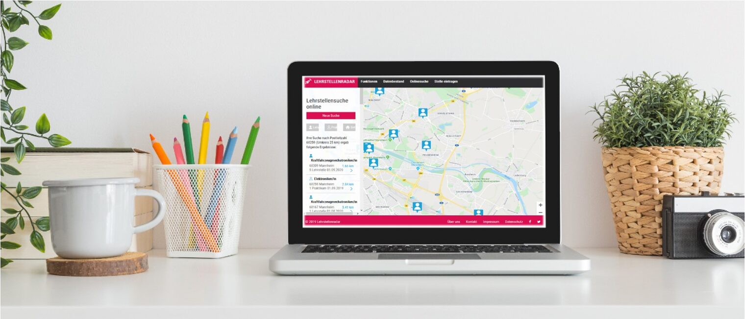 Arbeitsplatz mit Laptop, der die Webversion des Lehrstellenradars geoeffnet hat. 