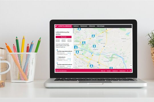 Arbeitsplatz mit Laptop, der die Webversion des Lehrstellenradars geoeffnet hat. 