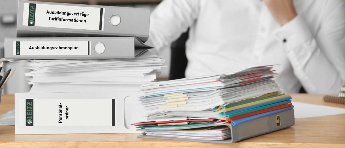 Tarifinformationen, Schreibtisch Arbeitsplatz mit Ordnern Informationen zu den Ausbildungsberufen im Handwerk
