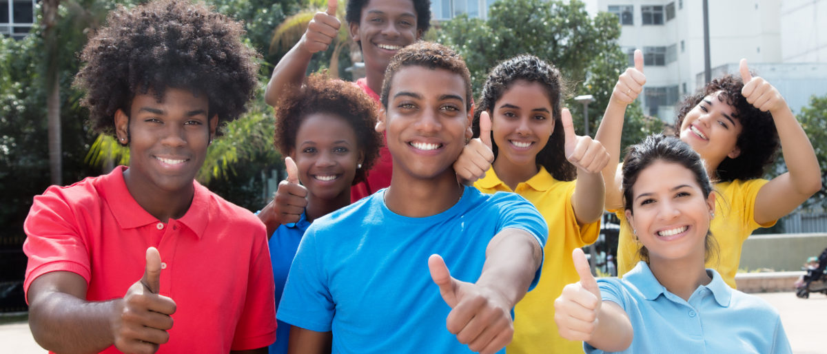 Fröhliche Menschengruppe Integration durch Ausbildung