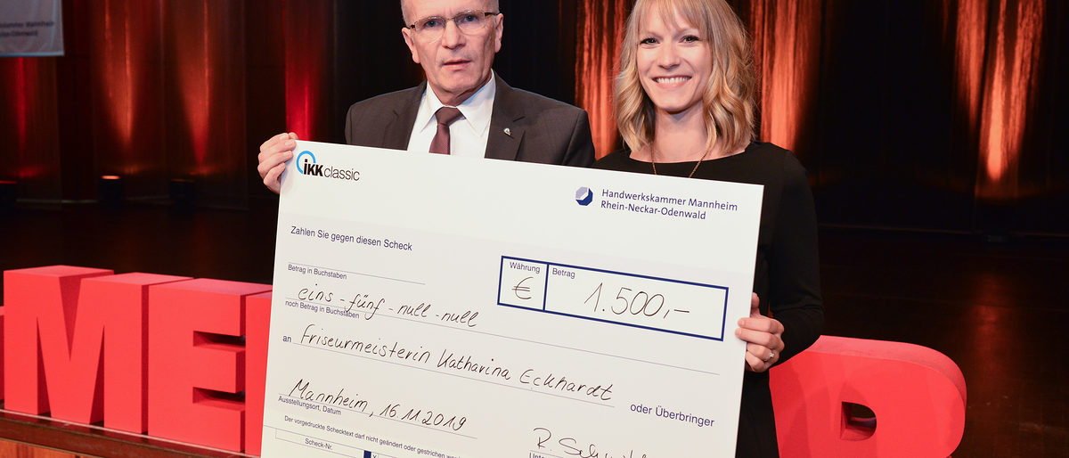 © Thomas Rittelmann | Regionalgeschäftsführer der IKK Classic Mannheim Roland Schmitt (links) gratulierte Friseurmeisterin Katharina Eckhardt (rechts) zur besten Gesundheitshandwerkerin des Jahrgangs 2019. Meisterfeier 2019, Gesundheitshandwerk, Friseurmeister