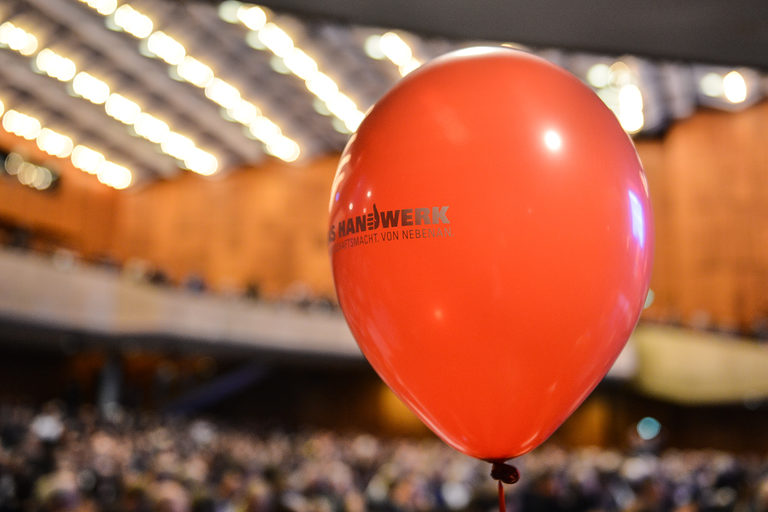 Roter Luftballon mit dem Logo der IMagekampagne "Das Handwerk". 