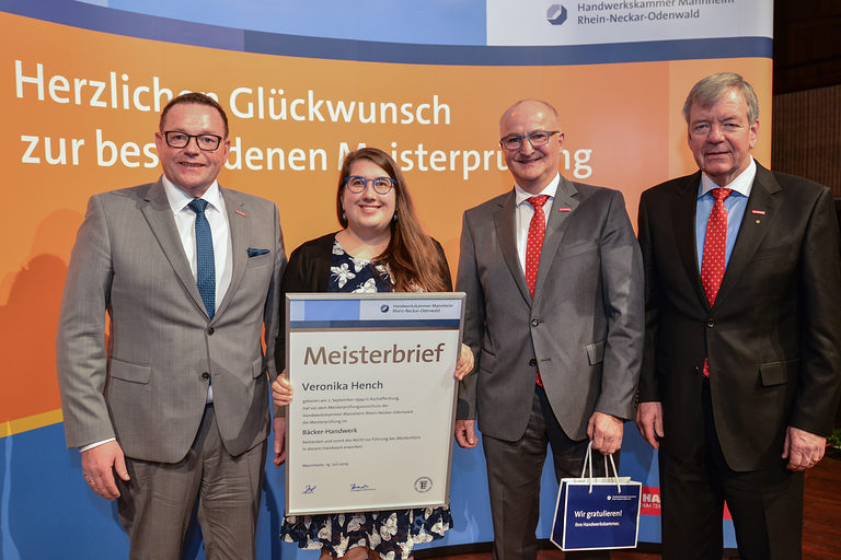 Präsidium der Handwerkskammer Mannheim überreicht Bäckermeisterin Veronika Hench den Meisterbief. 