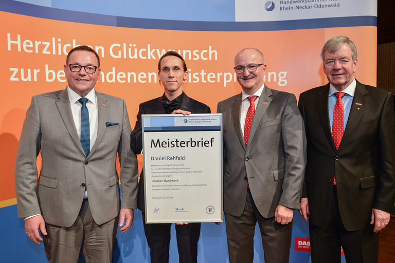 Präsidium der Handwerkskammer Mannheim überreicht Druckermeister Daniel Rehfeld den Meisterbief. 