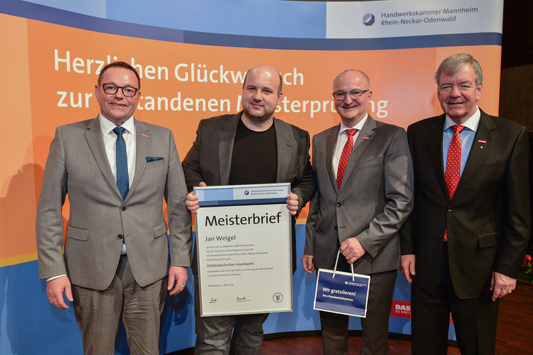 Präsidium der Handwerkskammer Mannheim überreicht Elektrotechnikermeister Jan Weigel den Meisterbief. 