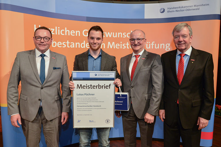 Präsidium der Handwerkskammer Mannheim überreicht Feinwerkmechanikermeisterin Lukas Püchner den Meisterbief. 