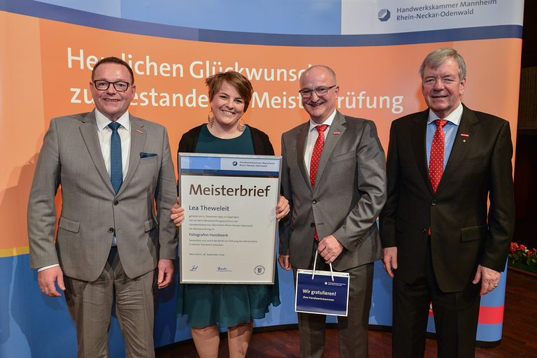Präsidium der Handwerkskammer Mannheim überreicht Fotografenmeisterin Lea Theweleit den Meisterbief. 