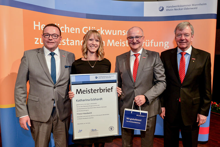 Präsidium der Handwerkskammer Mannheim überreicht Friseurmeisterin Katharina Eckhardt den Meisterbief. 