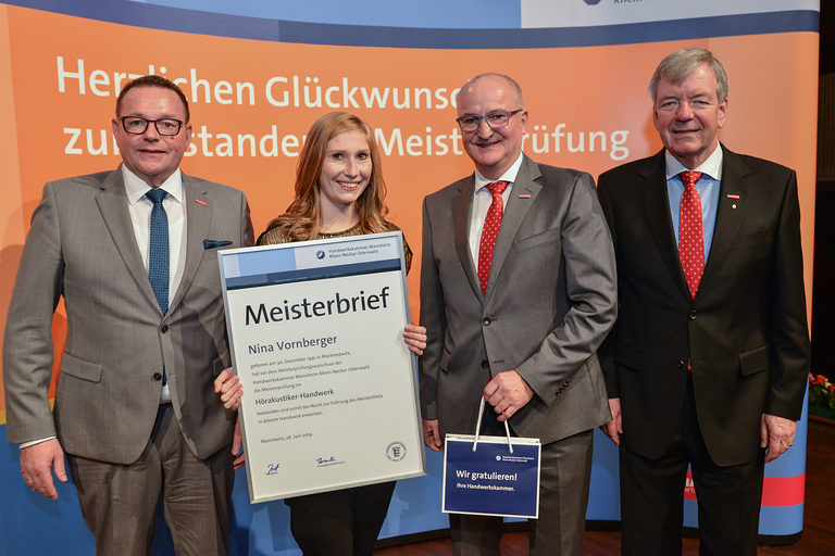 Präsidium der Handwerkskammer Mannheim überreicht Hörakustikermeisterin NIna Vornberger den Meisterbief. 