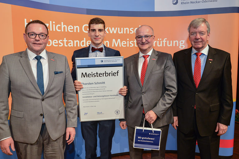 Präsidium der Handwerkskammer Mannheim überreicht Instalateur- und Heizungsbauermeisterin Thorsten Schmitt den Meisterbief. 