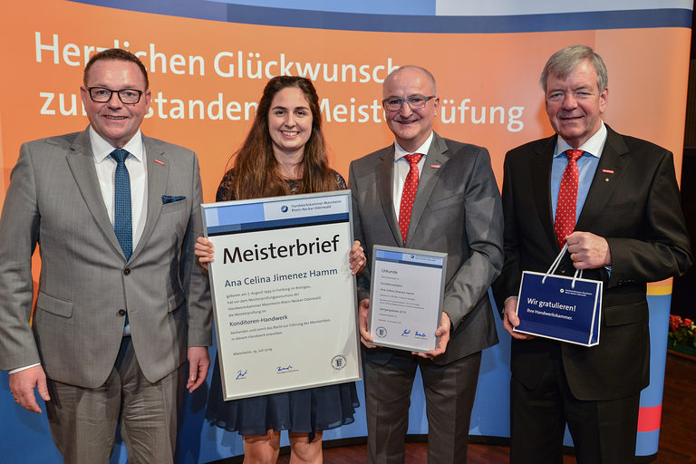 Präsidium der Handwerkskammer Mannheim überreicht Konditormeisterin Ana Celina Jimenez Hamm den Meisterbief. 