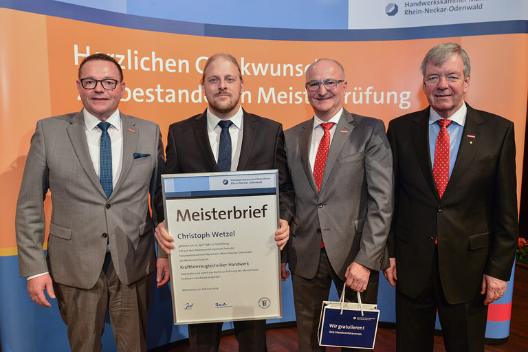 Präsidium der Handwerkskammer Mannheim überreicht Kraftfahrzeugtechnikermeister Christoph Wetzel den Meisterbief. 
