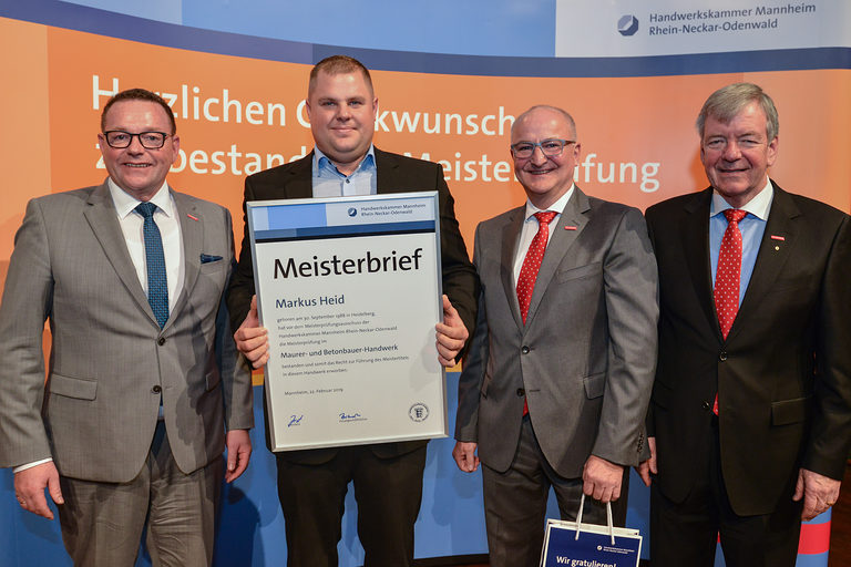 Präsidium der Handwerkskammer überreicht Maurer- und Betonbauermeister Markus Heid den Meisterbief. 