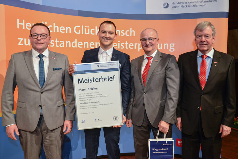 Präsidium der Handwerkskammer Mannheim überreicht Metallbauermeister Marco Telcher den Meisterbief. 