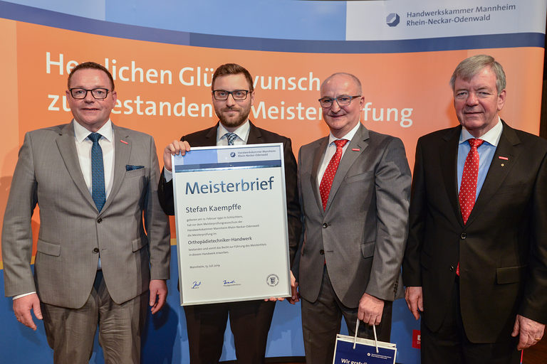Präsidium der Handwerkskammer Mannheim überreicht Orthopädietechnikermeister Stefan Kaempffe den Meisterbief. 