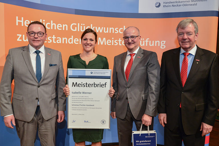 Präsidium der Handwerkskammer Mannheim überreicht Tischlermeisterin Isablle Werner den Meisterbief. 