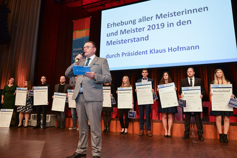 Jahrgangsbeste auf der Bühne der Meisterfeier 2019 der Handwerkskammer Mannheim-Rhein-Neckar-Odenwald. 