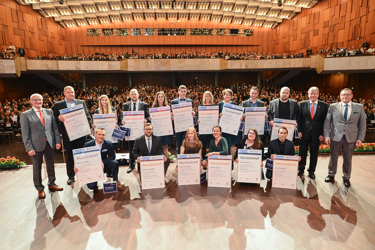 Gruppenbild aller Jahrgangsbesten auf der Meisterfeier 2019 der Handwerkskammer Mannheim Rhein-Neckar-Odenwald. 