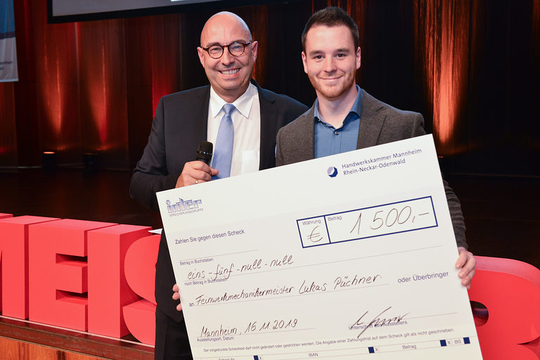 Preisträger Lukas Püchner auf der Meisterfeier 2019 der Handwerkskammer Mannheim bei der Scheckübergabe.