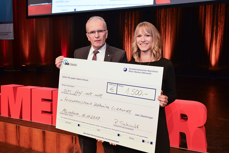 Preisträgerin Katharina Eckhardt auf der Meisterfeier 2019 der Handwerkskammer Mannheim bei der Scheckübergabe.