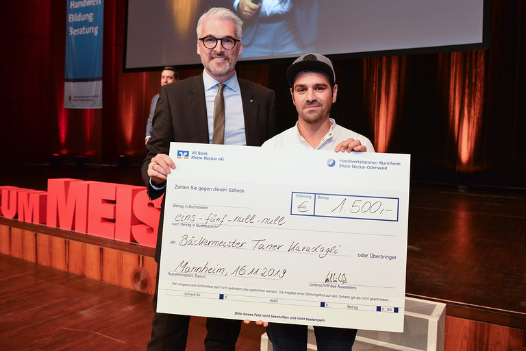 Preisträger Taner Karadagli auf der Meisterfeier 2019 der Handwerkskammer Mannheim bei der Scheckübergabe.