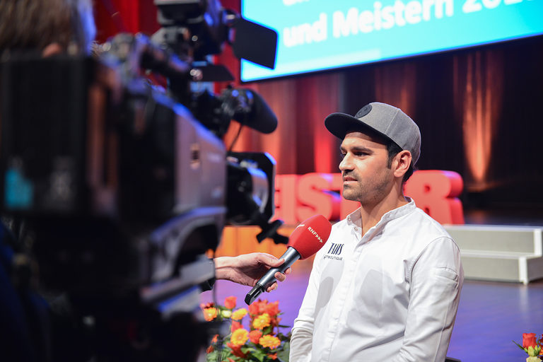 Start-Up Presiträger Taner Karadagli wird für das RNF-Fernsehen auf der Meisterfeier 2019 interviewt.