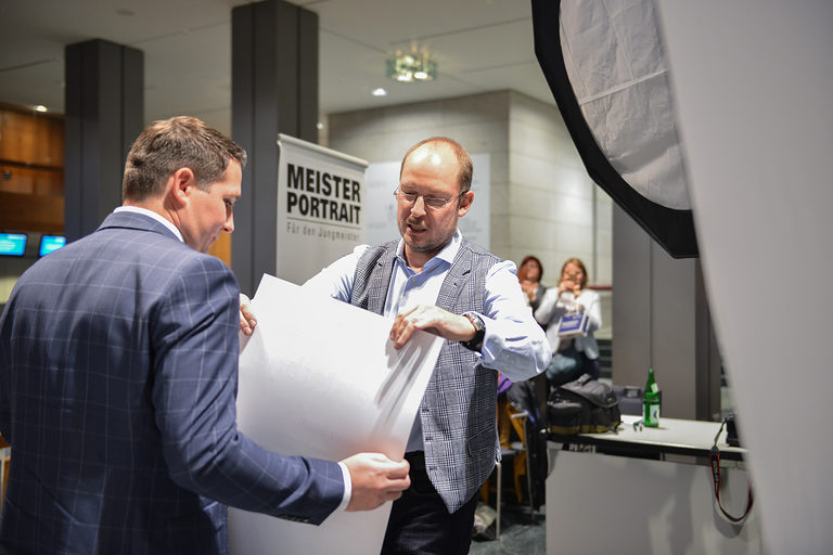 Personen im Foyer des Congresszentrums Rosengarten auf der Meisterfeier 2019 bei der Meisterbriefübergabe.