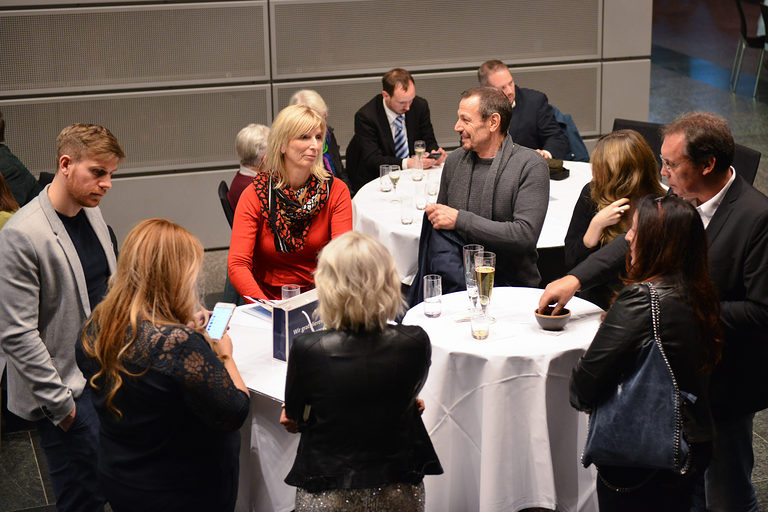 Personen im Foyer des Congresszentrums Rosengarten auf der Meisterfeier 2019.