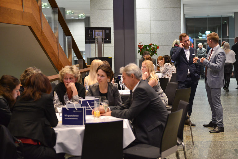 Personen im Foyer des Congresszentrums Rosengarten auf der Meisterfeier 2019.