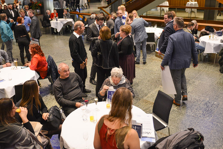 Personen im Foyer des Congresshauses Rosengarten Mannheim auf der Meisterfeier 2019.