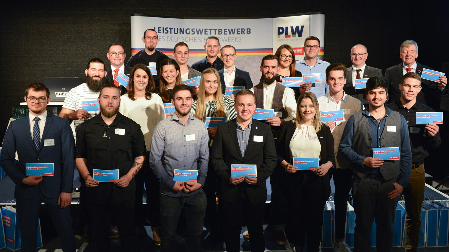 © Thomas Rittelmann | Gruppenfoto: Nach der Auszeichnung der Kammersiegerinnen und Kammersieger des Leistungswettbewerbs des Deutschen Handwerks stellten sich alle Beteiligten mit Kammerpräsident Klaus Hofmann (letzte Reihe: links), Kammervizepräsident Steffen Haug (letzte Reihe: 2. v. r.) und Kammervizepräsident Martin Sättele (letzte Reihe: 1. v. r.) dem Fotografen.