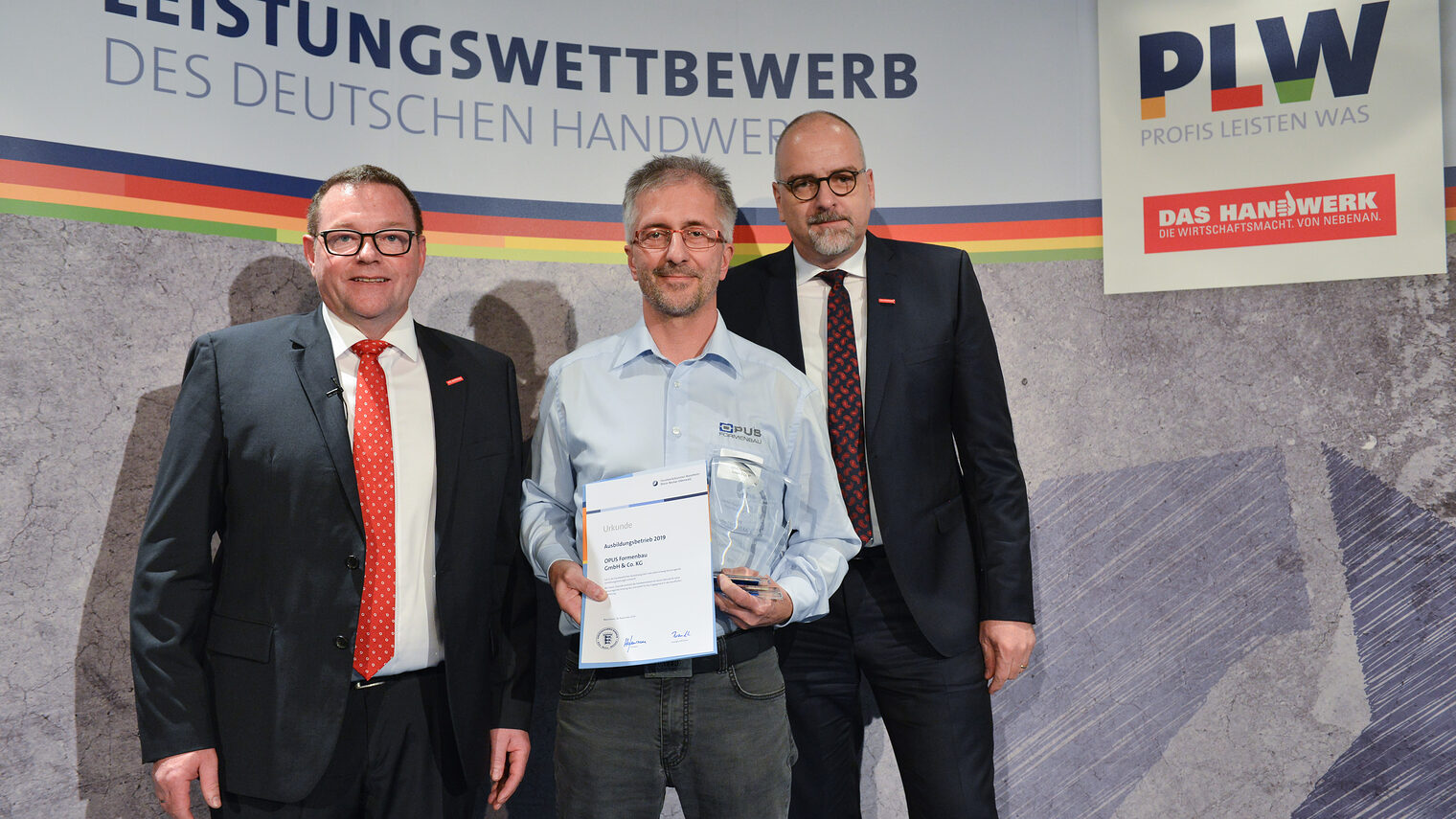 © Thomas Rittelmann | (v.l.n.r.): Präsident Klaus Hofmann, Peter Klötzl, Hauptgeschäftsführer Jens Brandt