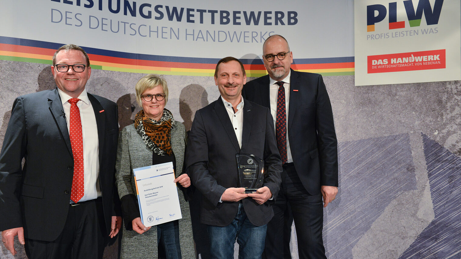 © Thomas Rittelmann | (v.l.n.r.): Präsident Klaus Hofmann, Silvia Maurer, Karl-Peter Maurer, Hauptgeschäftsführer Jens Brandt