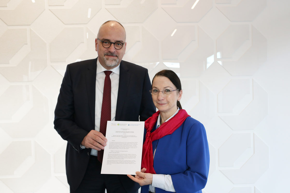 © Handwerkskammer | Christiane Ram, Leiterin der Mannheimer Wirtschaftsförderung (rechts), und Jens Brandt, Hauptgeschäftsführer der Handwerkskammer (links), unterzeichneten die Kooperationsvereinbarung. © Handwerkskammer | Christiane Ram, Leiterin der Mannheimer Wirtschaftsförderung (rechts), und Jens Brandt, Hauptgeschäftsführer der Handwerkskammer (links), unterzeichneten die Kooperationsvereinbarung.
