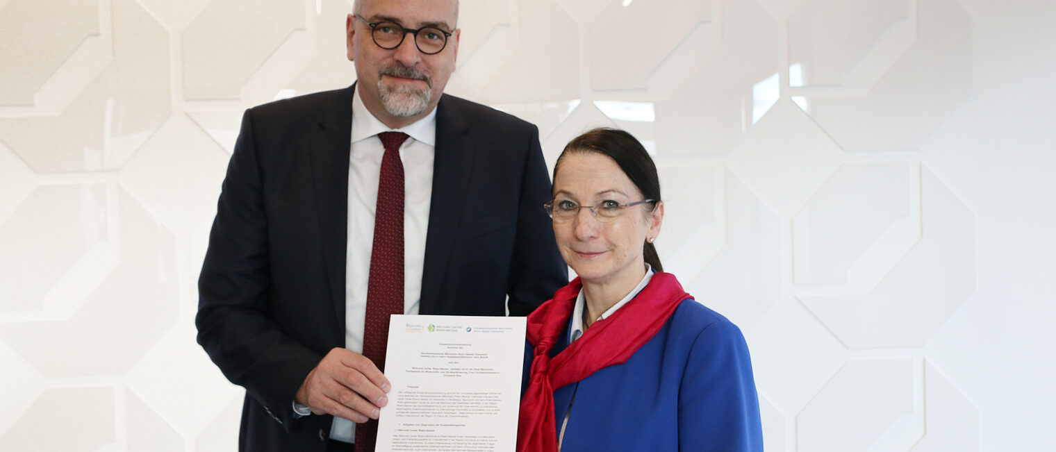 © Handwerkskammer | Christiane Ram, Leiterin der Mannheimer Wirtschaftsförderung (rechts), und Jens Brandt, Hauptgeschäftsführer der Handwerkskammer (links), unterzeichneten die Kooperationsvereinbarung. 