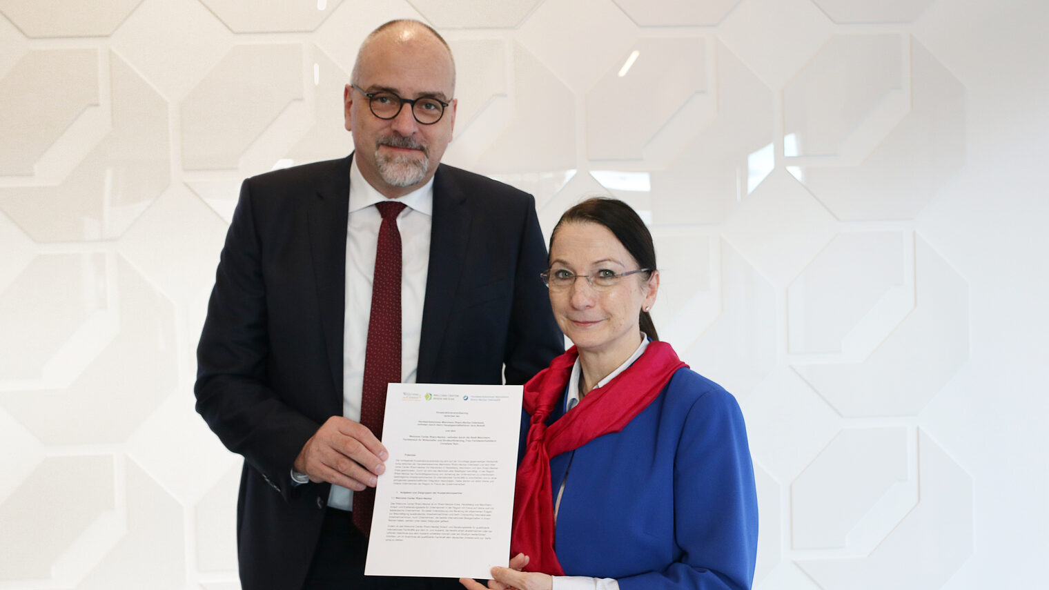 © Handwerkskammer | Christiane Ram, Leiterin der Mannheimer Wirtschaftsförderung (rechts), und Jens Brandt, Hauptgeschäftsführer der Handwerkskammer (links), unterzeichneten die Kooperationsvereinbarung. 