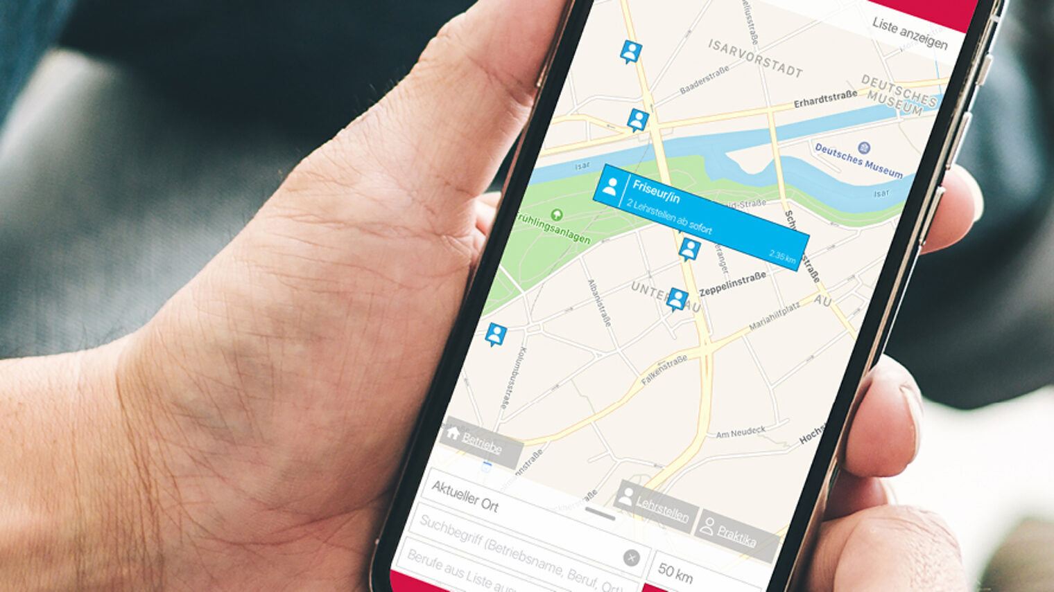 Eine Hand hält ein Handy mit der geöffneten App Lehrstellenradar.