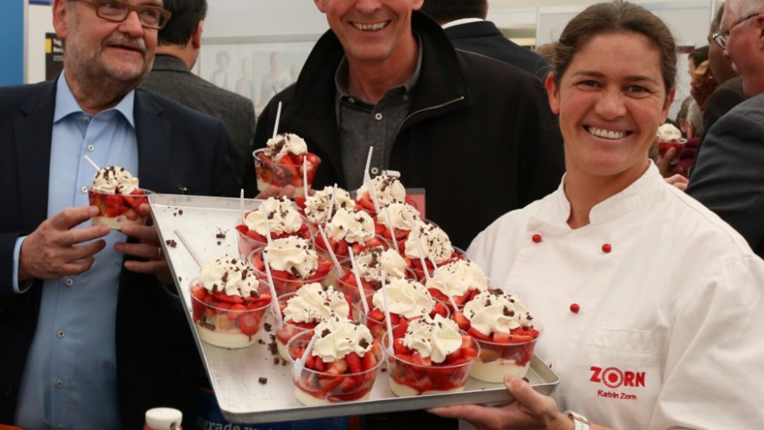 Eine Mitarbeiterin der Bäckerei ¿Zorn¿ verteilt und präsentiert süße Nachspeisen
