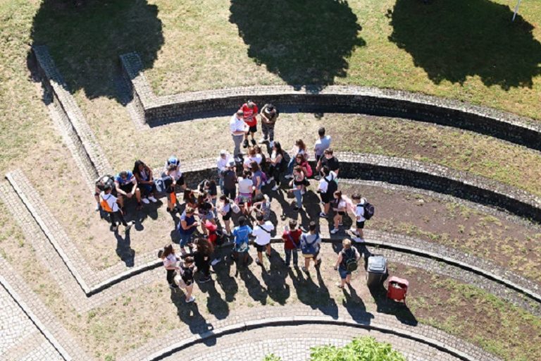 Luftansicht einer Schülergruppe auf dem Vorplatz der Bildungsakademie Mannheim.