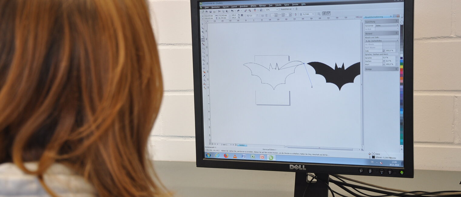 Schülerin kreiert ihr eigens T-Shirt-Logo bei den Werkstatt-Tagen der Handwerkskammer Mannheim. 