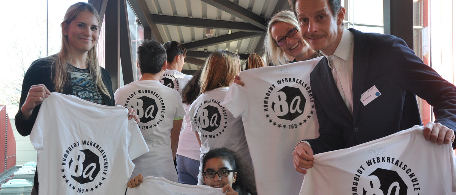 Gruppenbild mit Schülern der Humboldt-Schule und MItarbeiterinnen der Bildungsakadmie in Mannheim. Die fertig gedruckten T-Shirt werden gezeigt. 