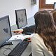 Schülerinnen bei der Logogestaltung am Computer. 