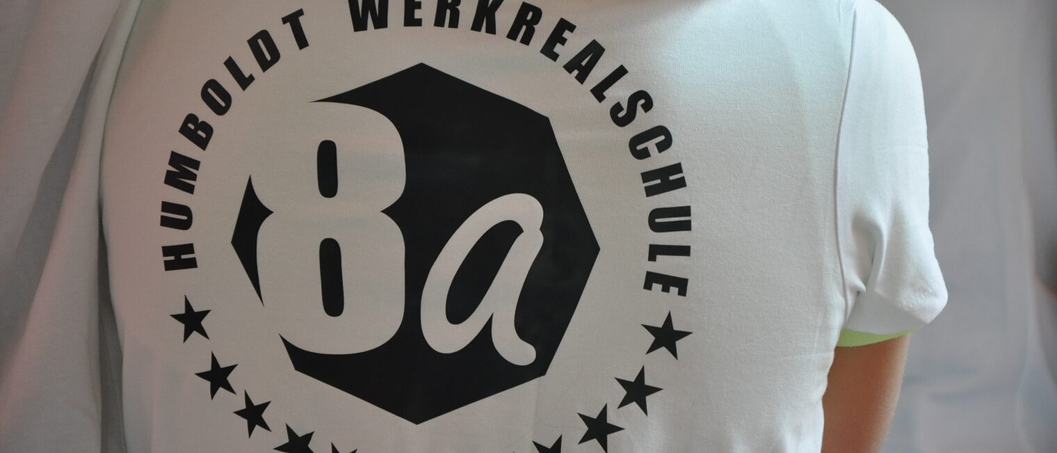 Eine Schülerin der Humboldtschule mit dem fertigen T-Shirt.
