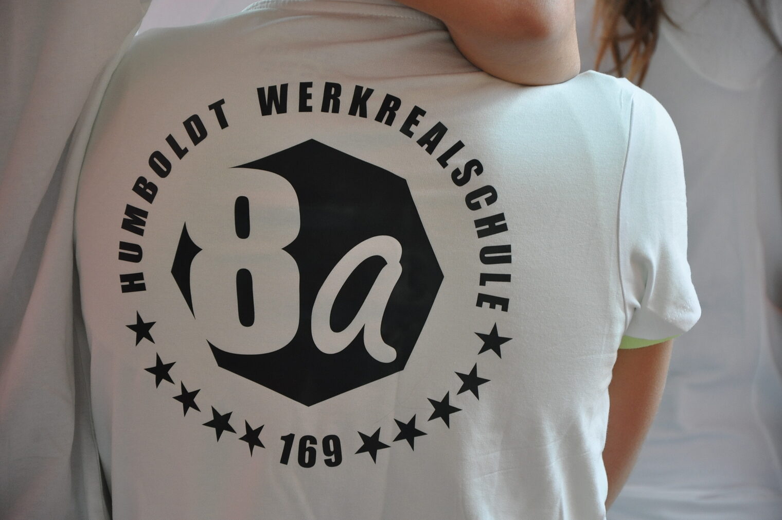 Eine Schülerin der Humboldtschule mit dem fertigen T-Shirt.