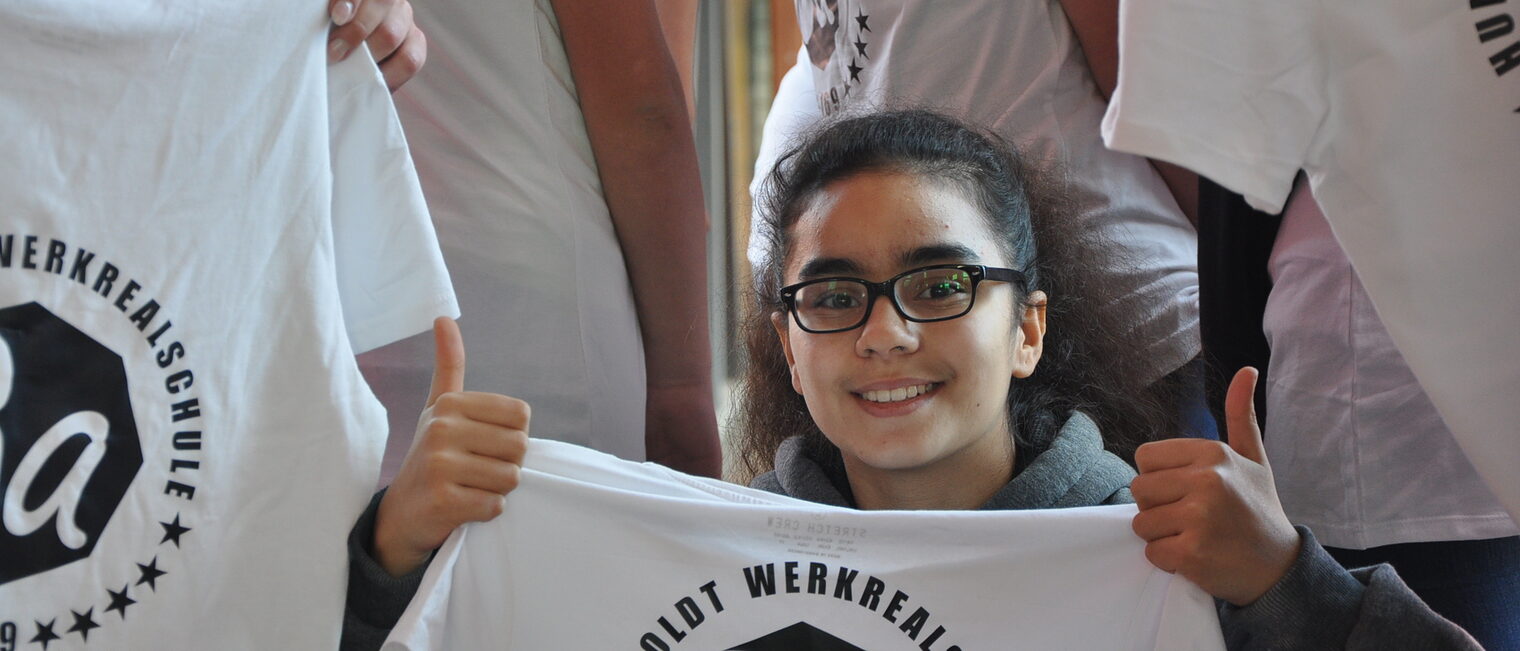 Eine Sch&uuml;lerin der Humboldtschule bei den Werkstatt-Tagen der Bildungsakademie Mannheim pr&auml;sentiert ihr selbst gedrucktes T-Shirt.