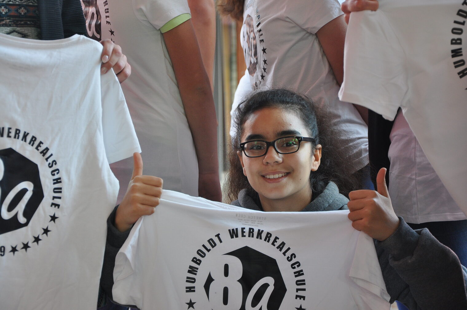 Eine Schülerin der Humboldtschule bei den Werkstatt-Tagen der Bildungsakademie Mannheim präsentiert ihr selbst gedrucktes T-Shirt.