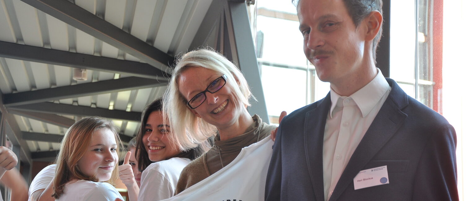 Die Schüler mit ihrem Lehrer und dem BO-Team präsentieren ihr eigenes T-Shirt 2019.